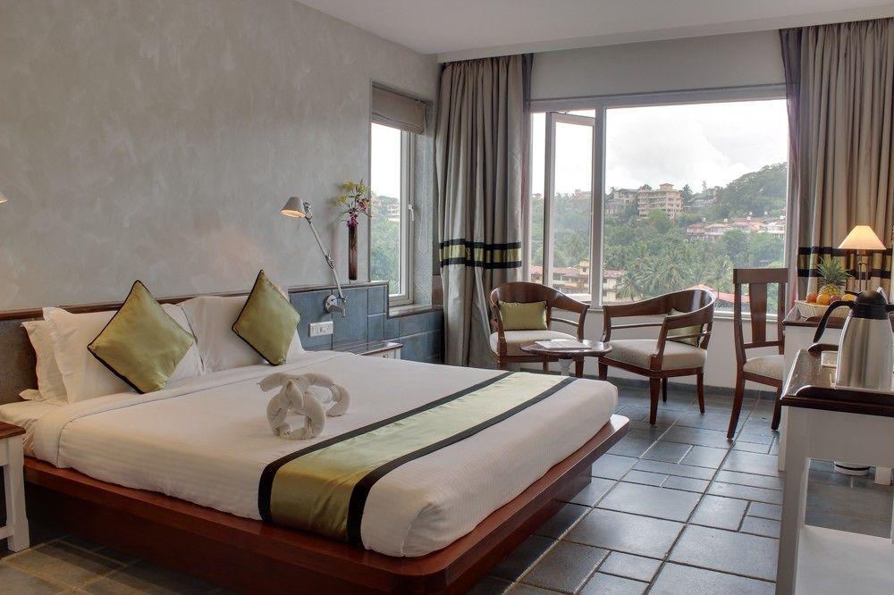 Hotel The Fern Residency, Miramar à Panaji Extérieur photo